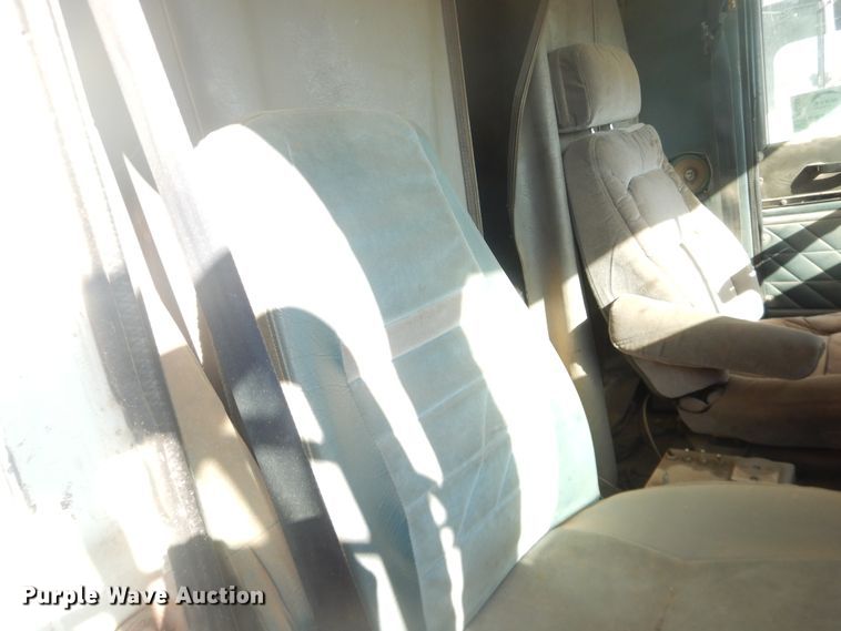 image for item DI3661 1997 International 9400  semi truck