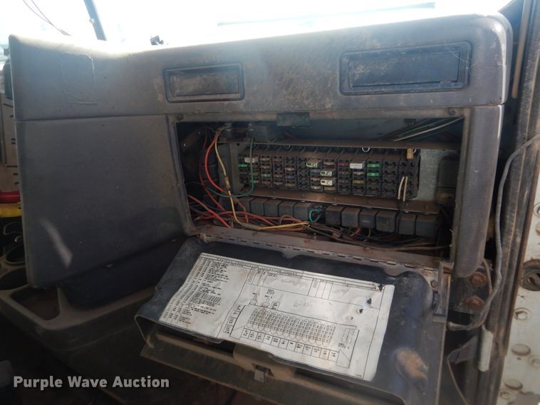 image for item DI3661 1997 International 9400  semi truck