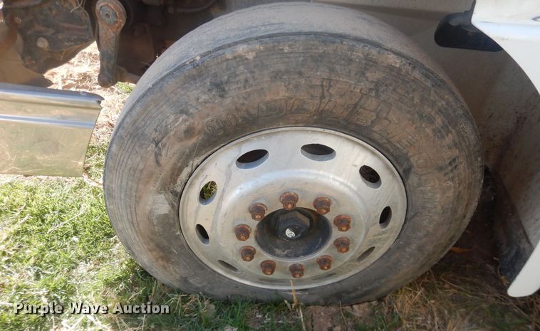 image for item DI3661 1997 International 9400  semi truck