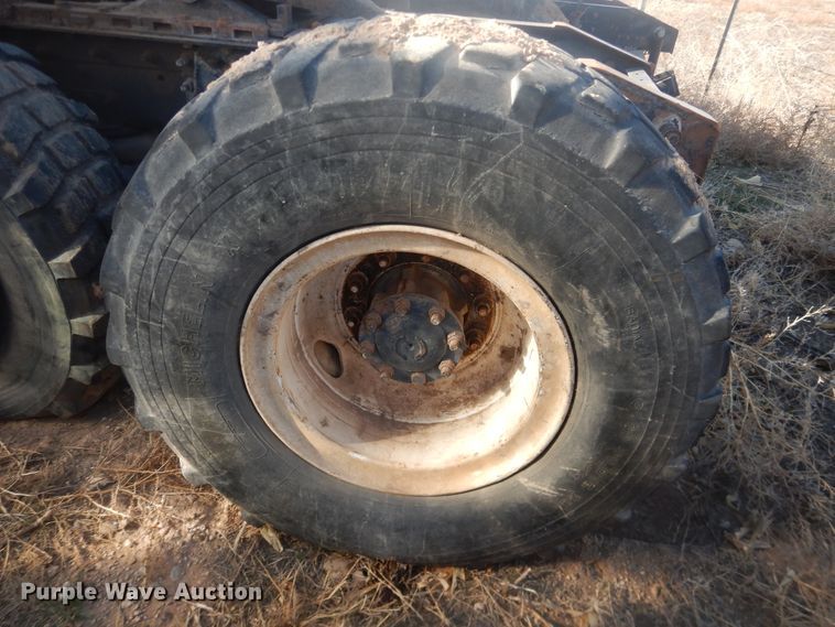 image for item DI3661 1997 International 9400  semi truck