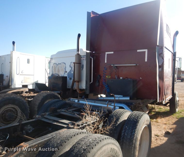 image for item DI3662 1999 International 9400  semi truck