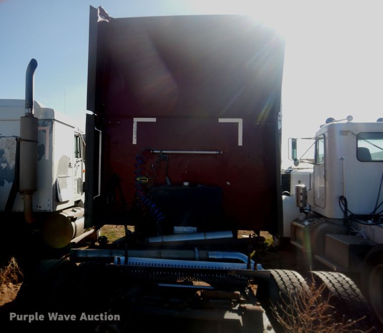 image for item DI3662 1999 International 9400  semi truck