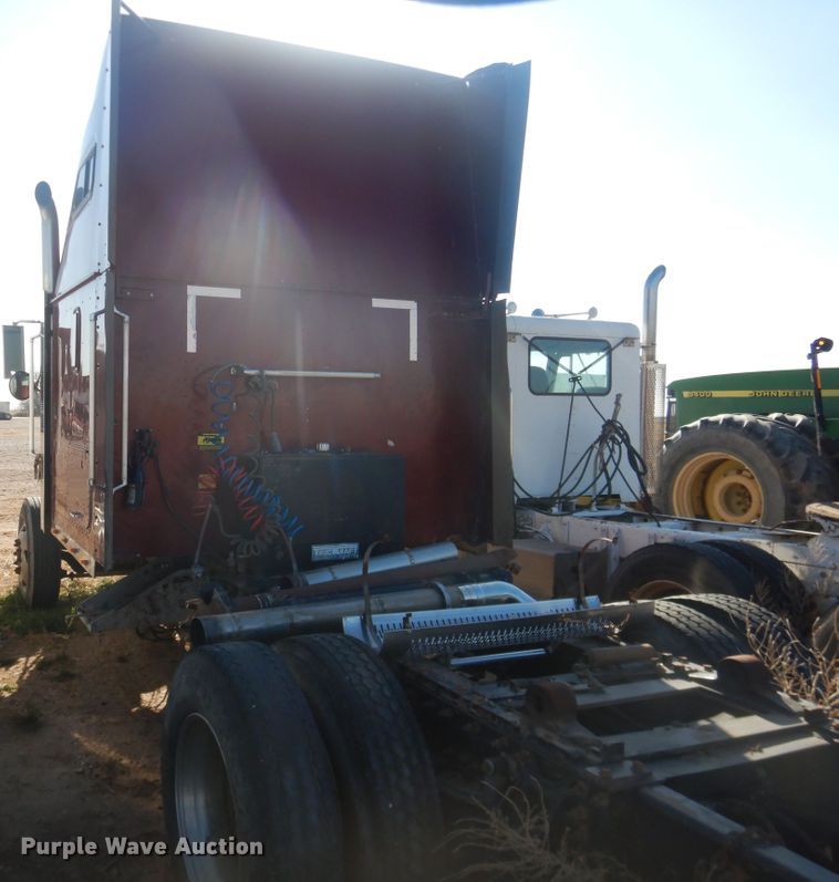 image for item DI3662 1999 International 9400  semi truck