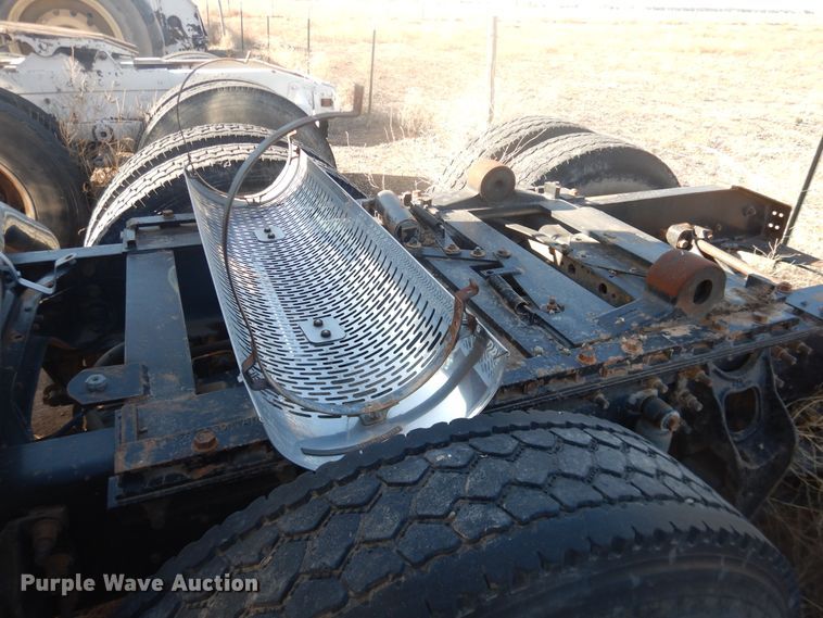 image for item DI3662 1999 International 9400  semi truck