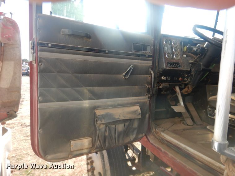 image for item DI3662 1999 International 9400  semi truck