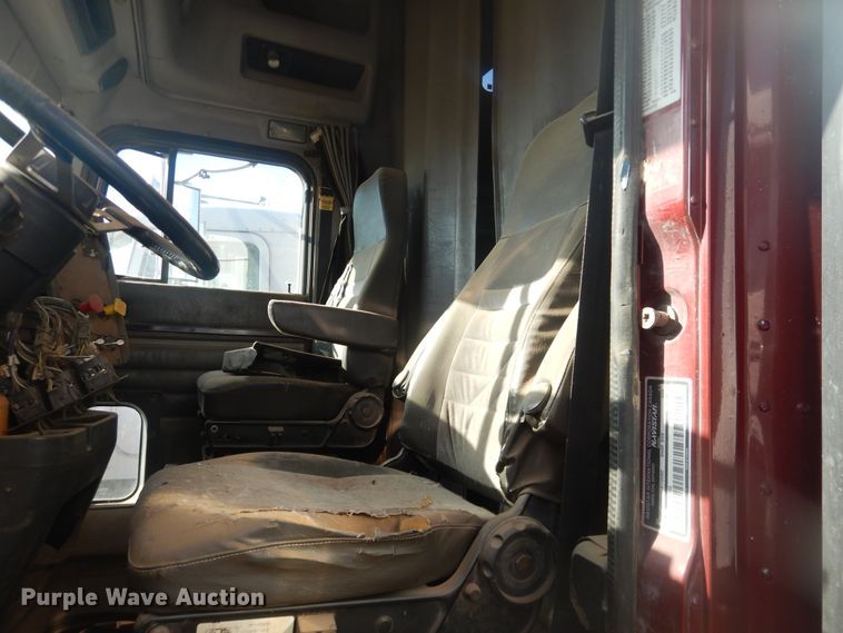 image for item DI3662 1999 International 9400  semi truck