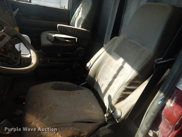 image for item DI3662 1999 International 9400  semi truck