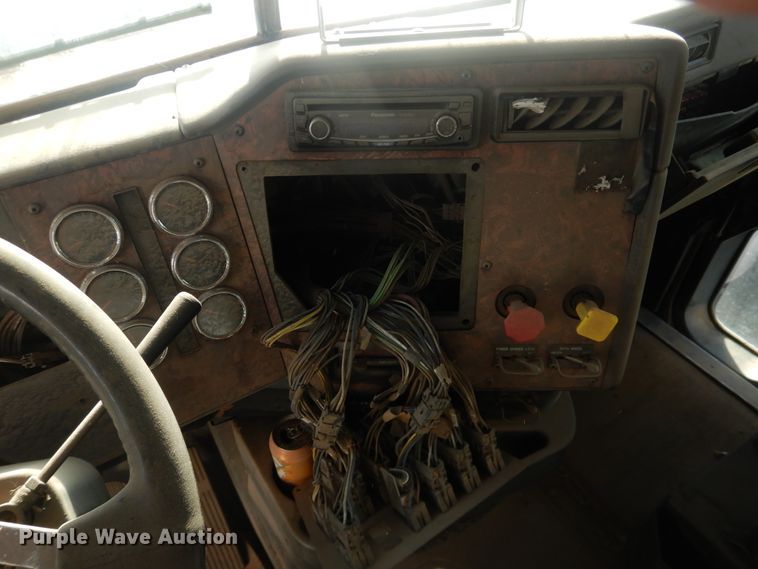 image for item DI3662 1999 International 9400  semi truck