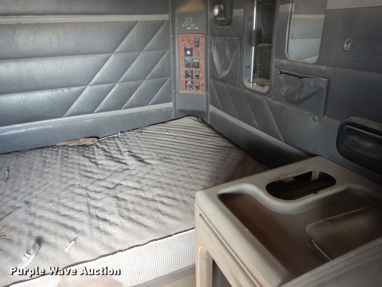 image for item DI3662 1999 International 9400  semi truck