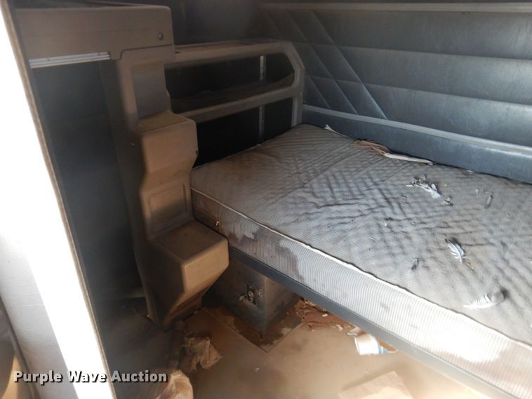 image for item DI3662 1999 International 9400  semi truck