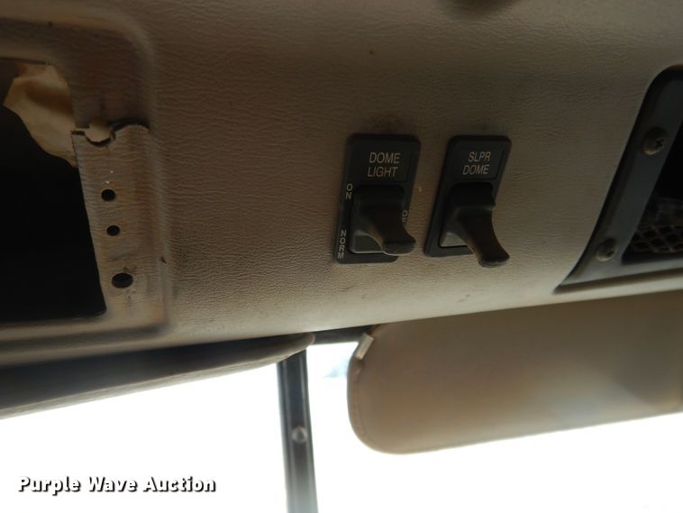 image for item DI3662 1999 International 9400  semi truck