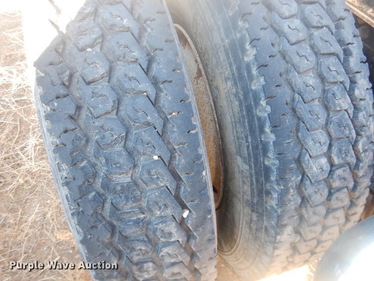 image for item DI3662 1999 International 9400  semi truck