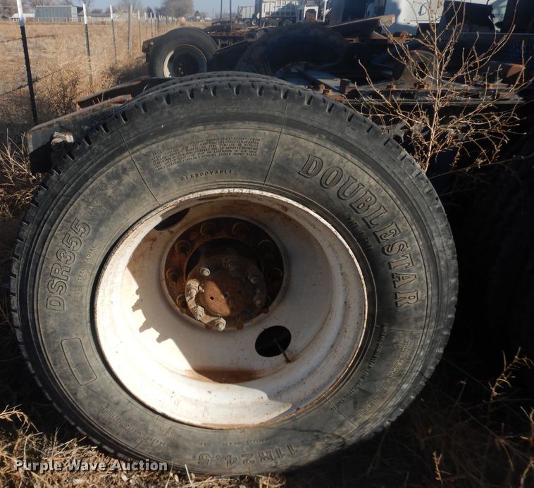 image for item DI3662 1999 International 9400  semi truck