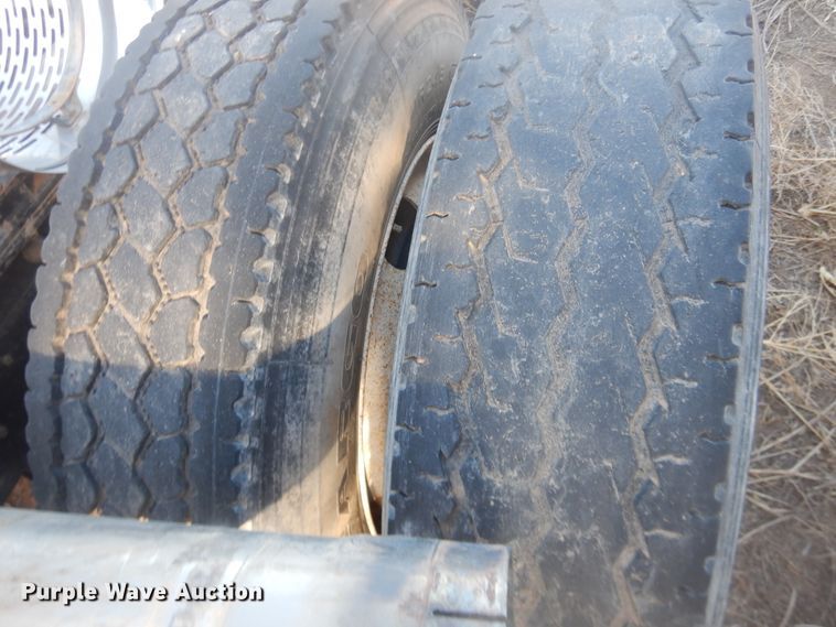 image for item DI3662 1999 International 9400  semi truck