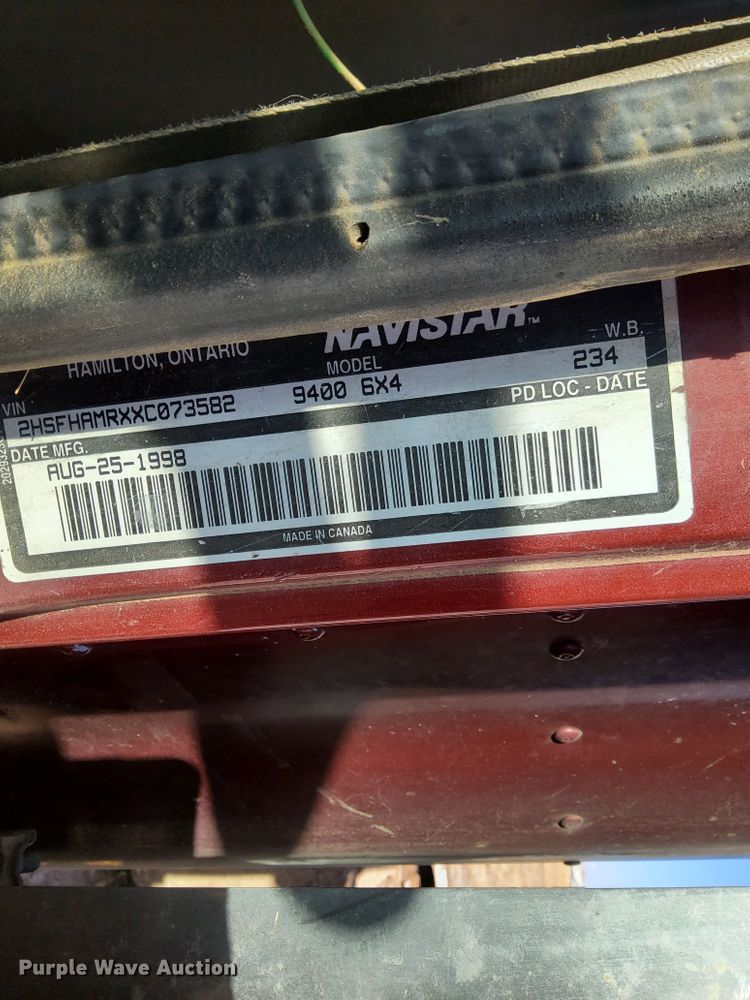 image for item DI3662 1999 International 9400  semi truck