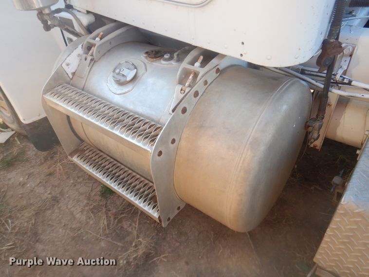 image for item DI3663 1982 Peterbilt 359  semi truck