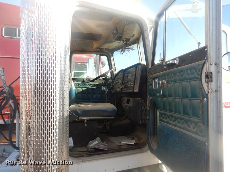 image for item DI3663 1982 Peterbilt 359  semi truck