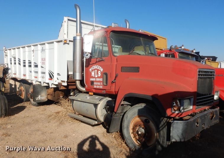 image for item DI3668 2002 Mack CH613  manure spreader truck