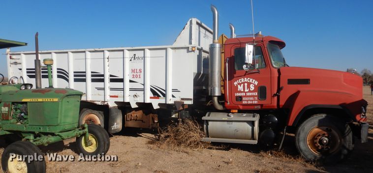 image for item DI3668 2002 Mack CH613  manure spreader truck