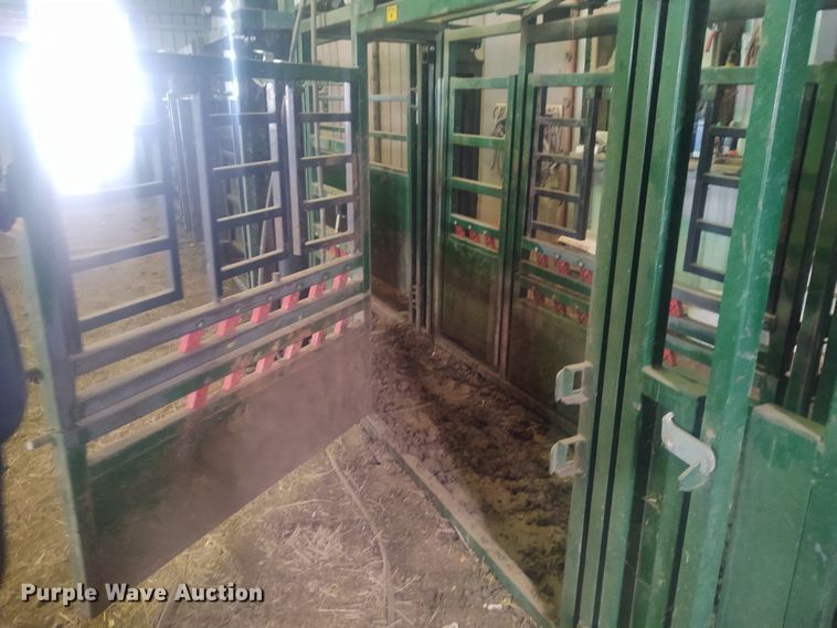 image for item FY9825 Arrow Cow Power 1050  squeeze chute