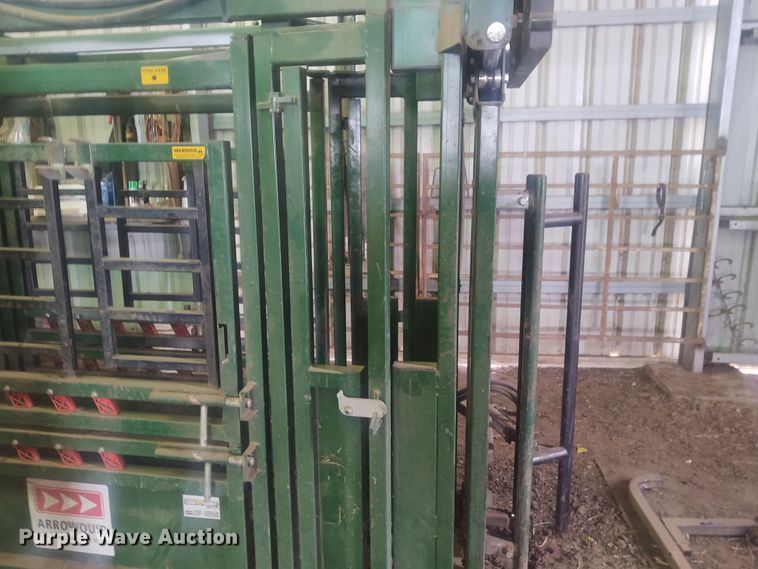 image for item FY9825 Arrow Cow Power 1050  squeeze chute