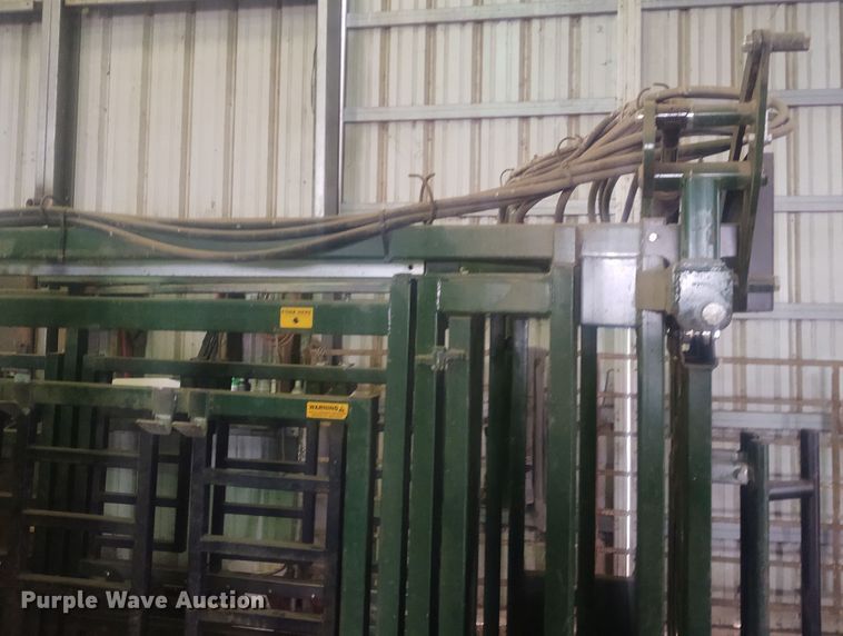 image for item FY9825 Arrow Cow Power 1050  squeeze chute