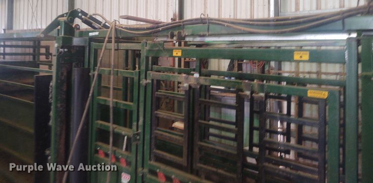 image for item FY9825 Arrow Cow Power 1050  squeeze chute