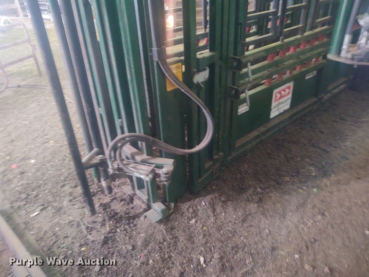 image for item FY9825 Arrow Cow Power 1050  squeeze chute