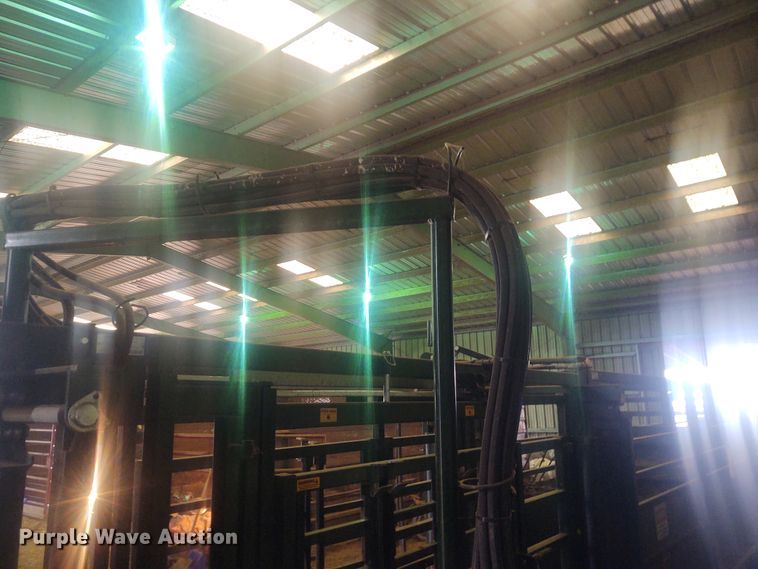 image for item FY9825 Arrow Cow Power 1050  squeeze chute