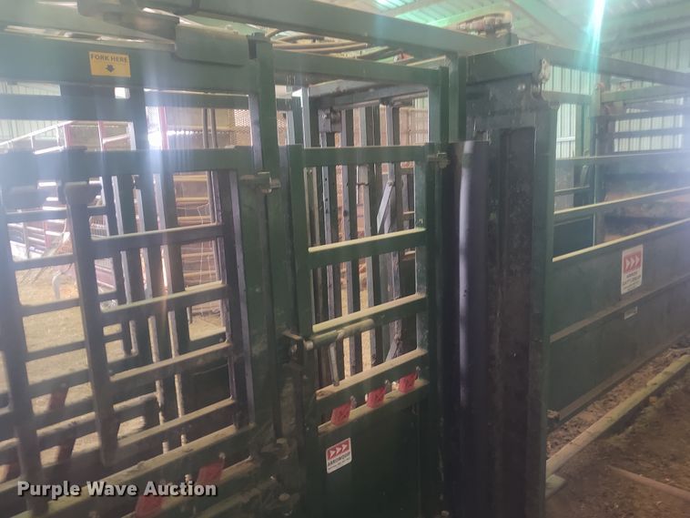 image for item FY9825 Arrow Cow Power 1050  squeeze chute