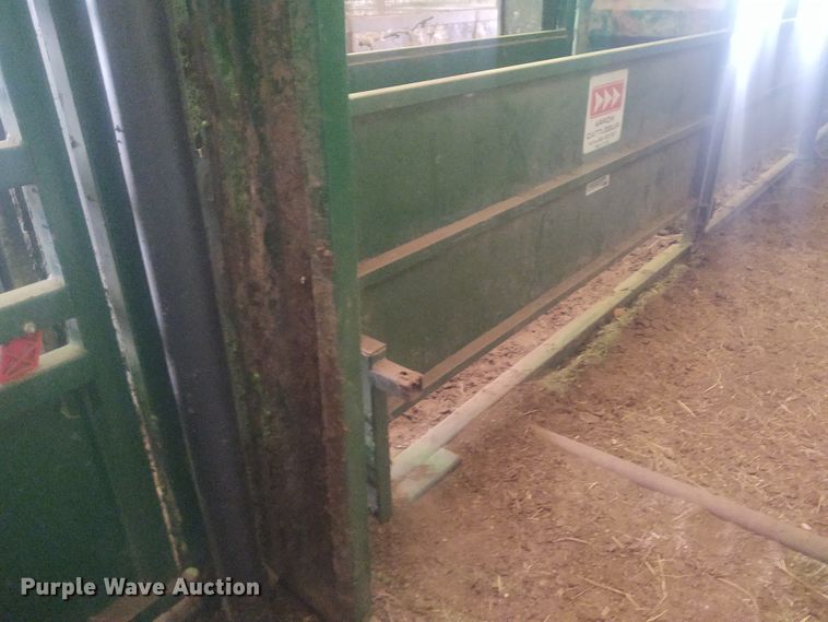 image for item FY9825 Arrow Cow Power 1050  squeeze chute