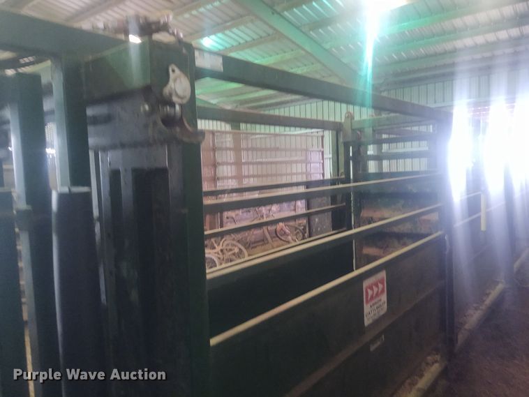 image for item FY9825 Arrow Cow Power 1050  squeeze chute