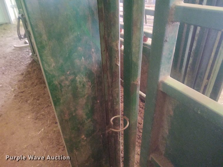 image for item FY9825 Arrow Cow Power 1050  squeeze chute