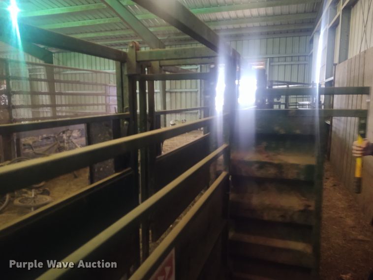 image for item FY9825 Arrow Cow Power 1050  squeeze chute