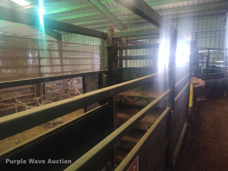 image for item FY9825 Arrow Cow Power 1050  squeeze chute