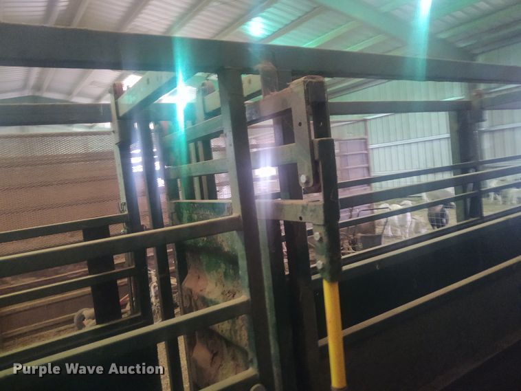 image for item FY9825 Arrow Cow Power 1050  squeeze chute