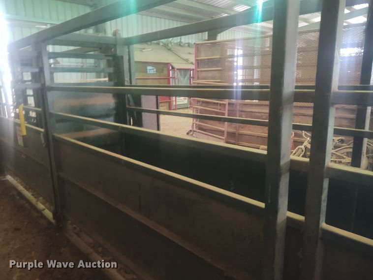 image for item FY9825 Arrow Cow Power 1050  squeeze chute