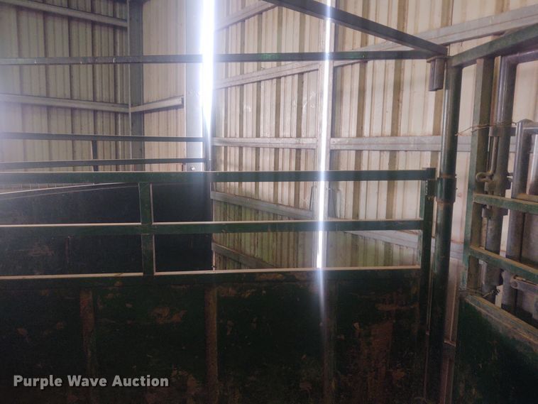 image for item FY9825 Arrow Cow Power 1050  squeeze chute