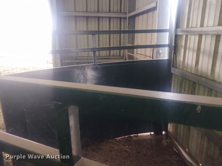 image for item FY9825 Arrow Cow Power 1050  squeeze chute