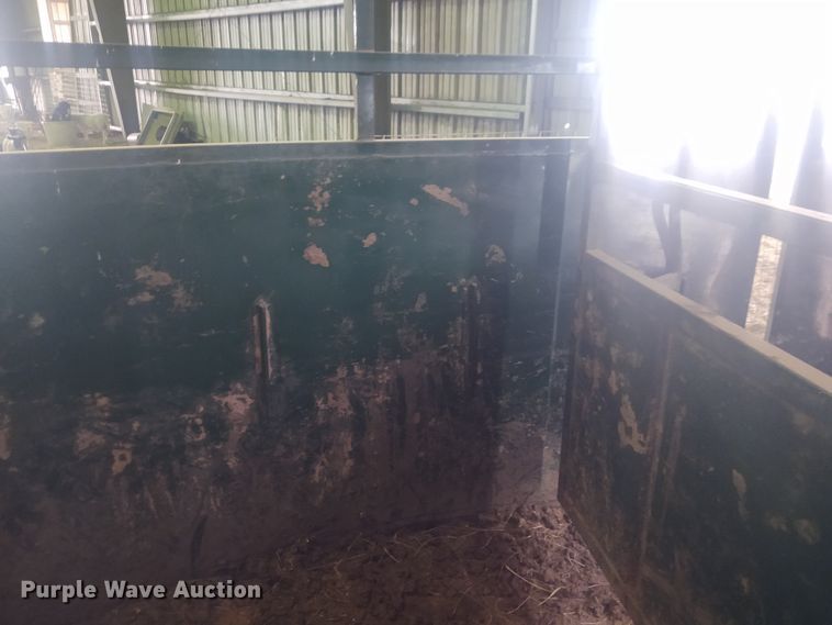 image for item FY9825 Arrow Cow Power 1050  squeeze chute