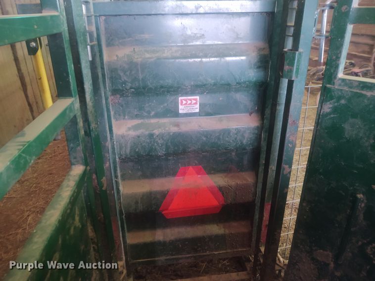 image for item FY9825 Arrow Cow Power 1050  squeeze chute