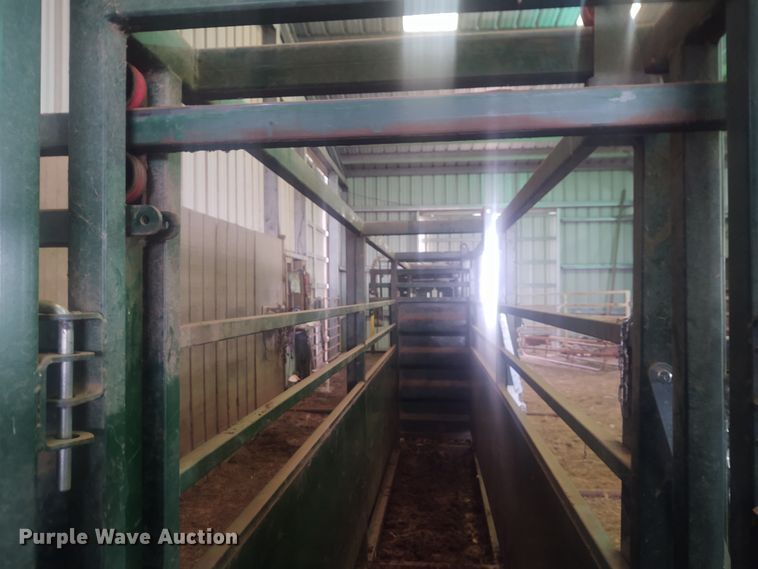 image for item FY9825 Arrow Cow Power 1050  squeeze chute