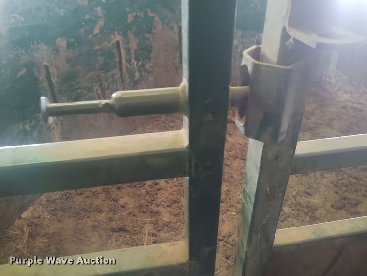 image for item FY9825 Arrow Cow Power 1050  squeeze chute