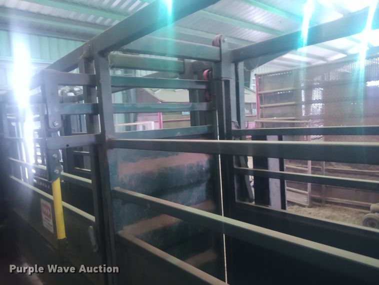 image for item FY9825 Arrow Cow Power 1050  squeeze chute