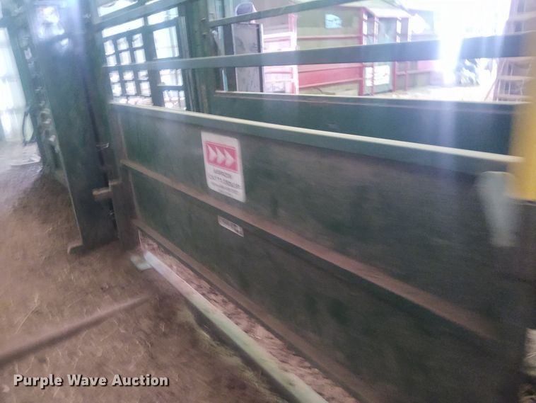 image for item FY9825 Arrow Cow Power 1050  squeeze chute