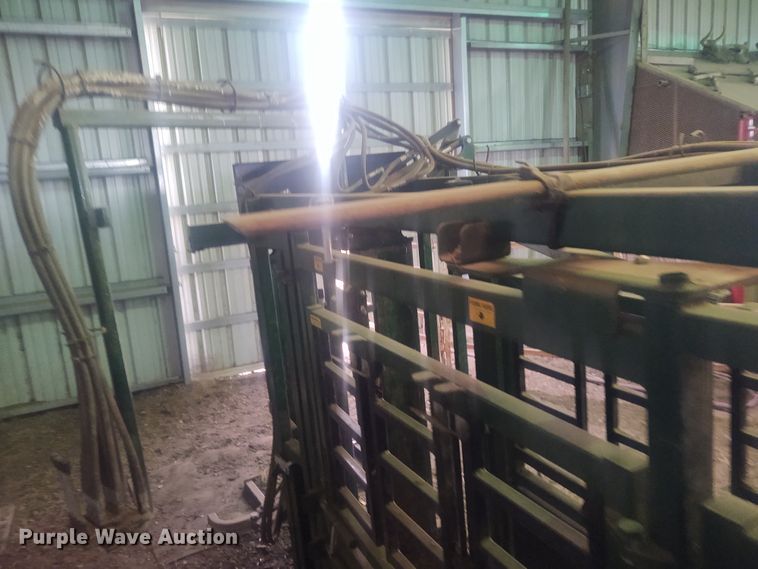 image for item FY9825 Arrow Cow Power 1050  squeeze chute