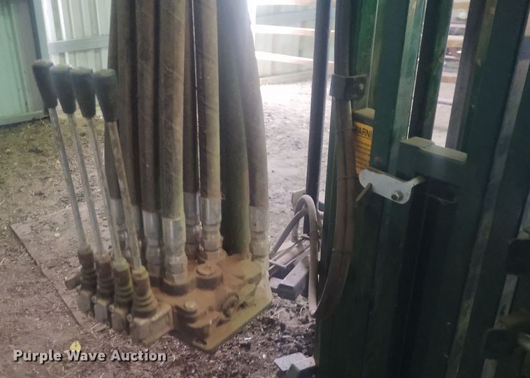 image for item FY9825 Arrow Cow Power 1050  squeeze chute