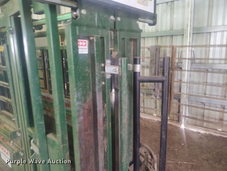 image for item FY9825 Arrow Cow Power 1050  squeeze chute