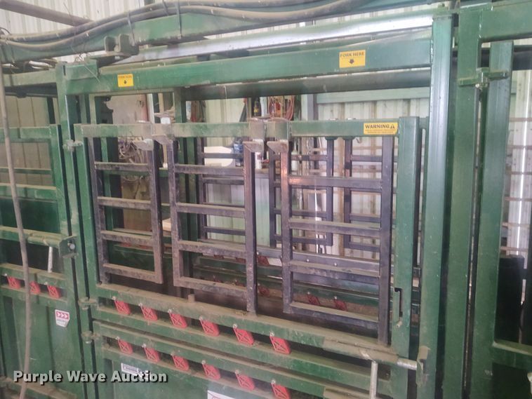 image for item FY9825 Arrow Cow Power 1050  squeeze chute