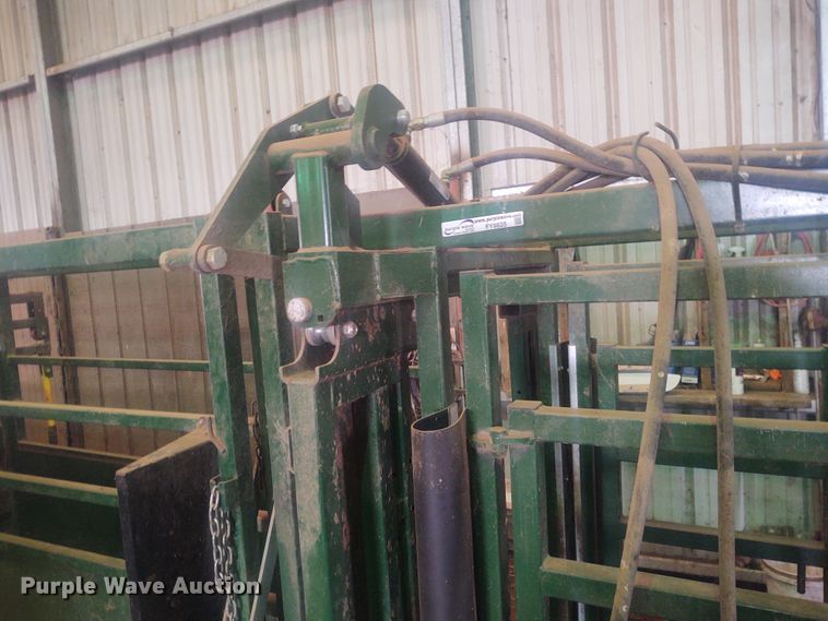 image for item FY9825 Arrow Cow Power 1050  squeeze chute